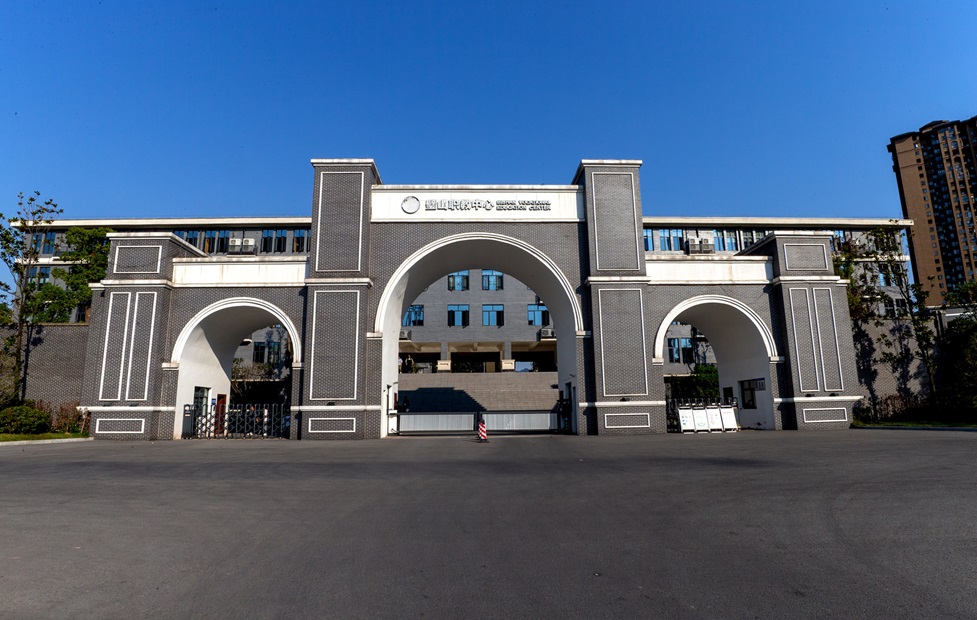 学校大门 - 副本.jpg